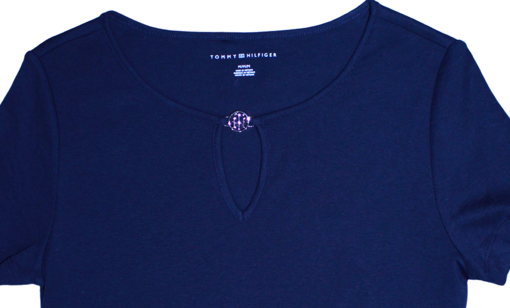 Camiseta Tommy  Hilfiger con Broche